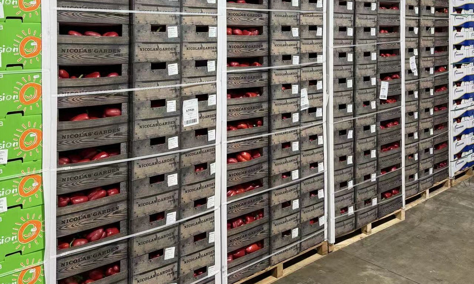 Warehouse loads protected with paper edge protectors