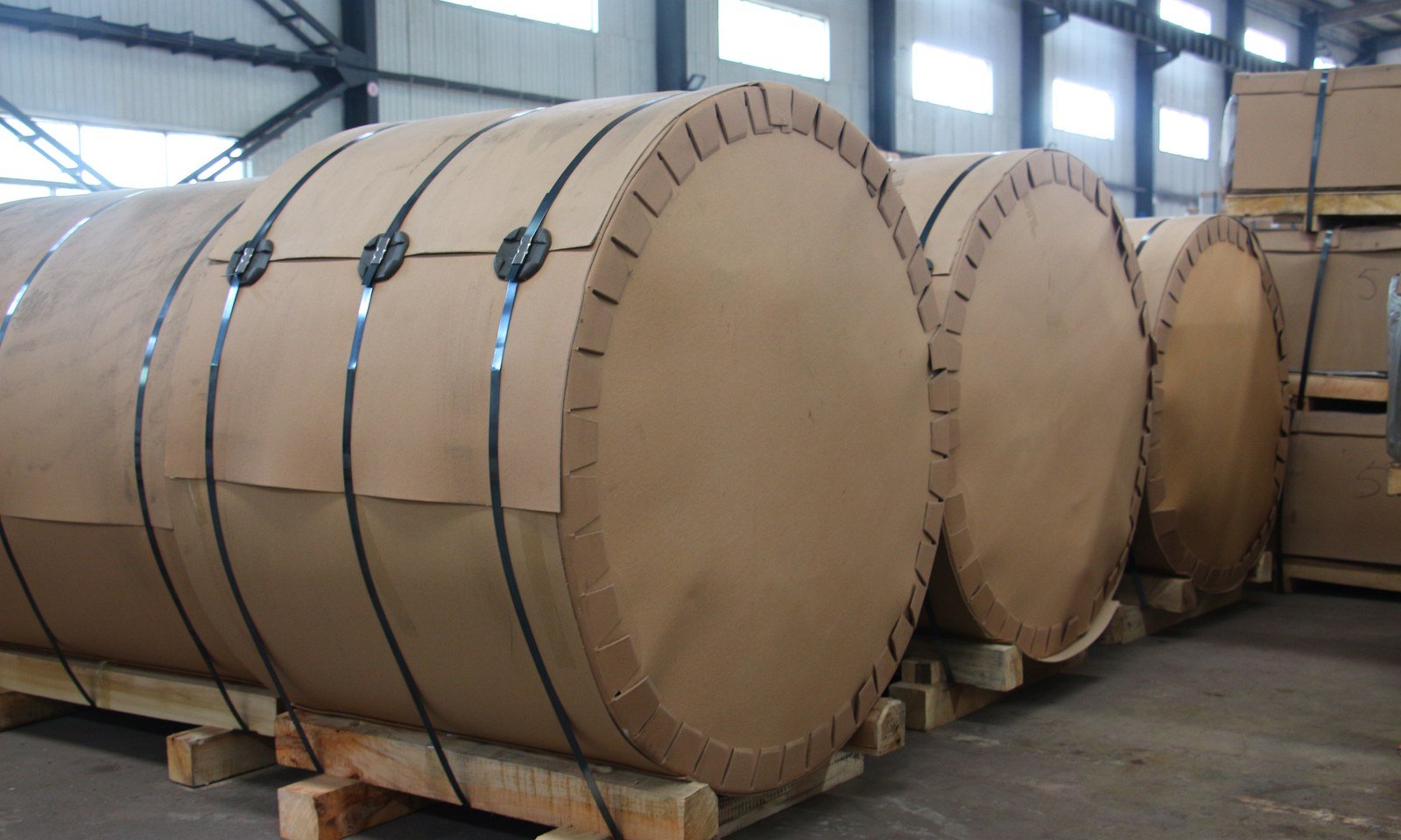 Large industrial rolls protected with paper edge protectors