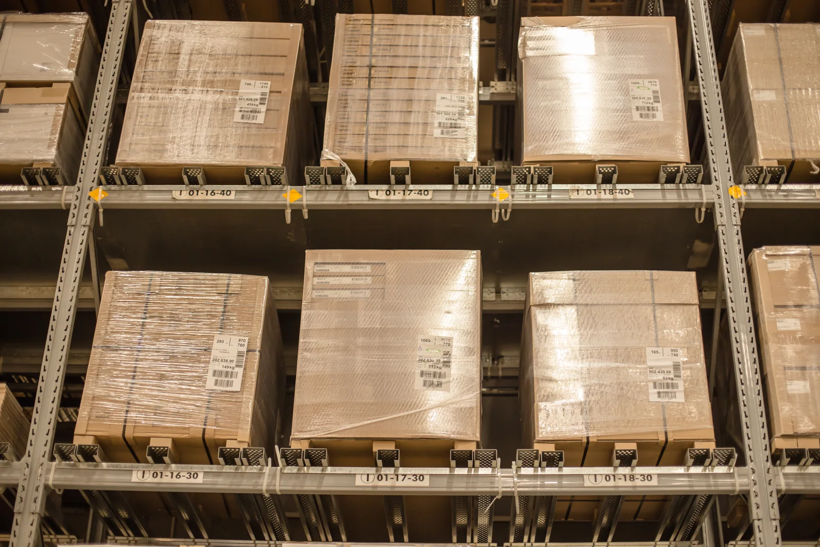 Palletized loads stored in a warehouse on lightweight paper pallets